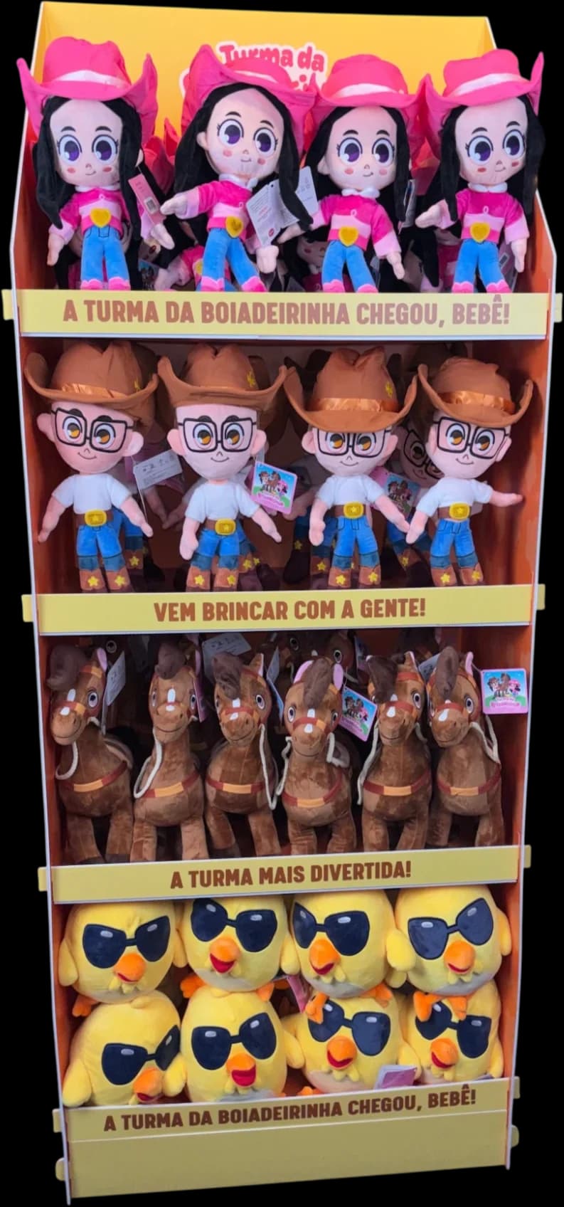 Expositor de chão da Turma da Boiadeirinha com pelúcias da Boiadeirinha, do Pereirinha, do cavalo Blake e do Pierre
