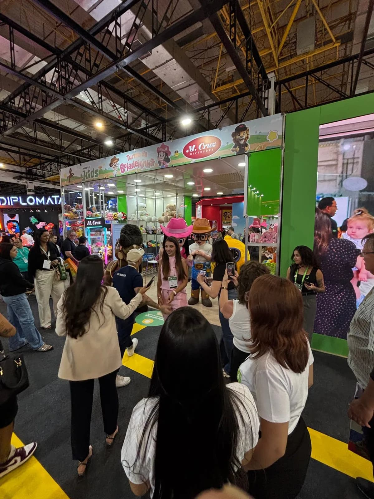 Estande da M.Cruz e da AgroPlay Kids lotado na ABRIN 2026, com as mascotes da Turma da Boiadeirinha