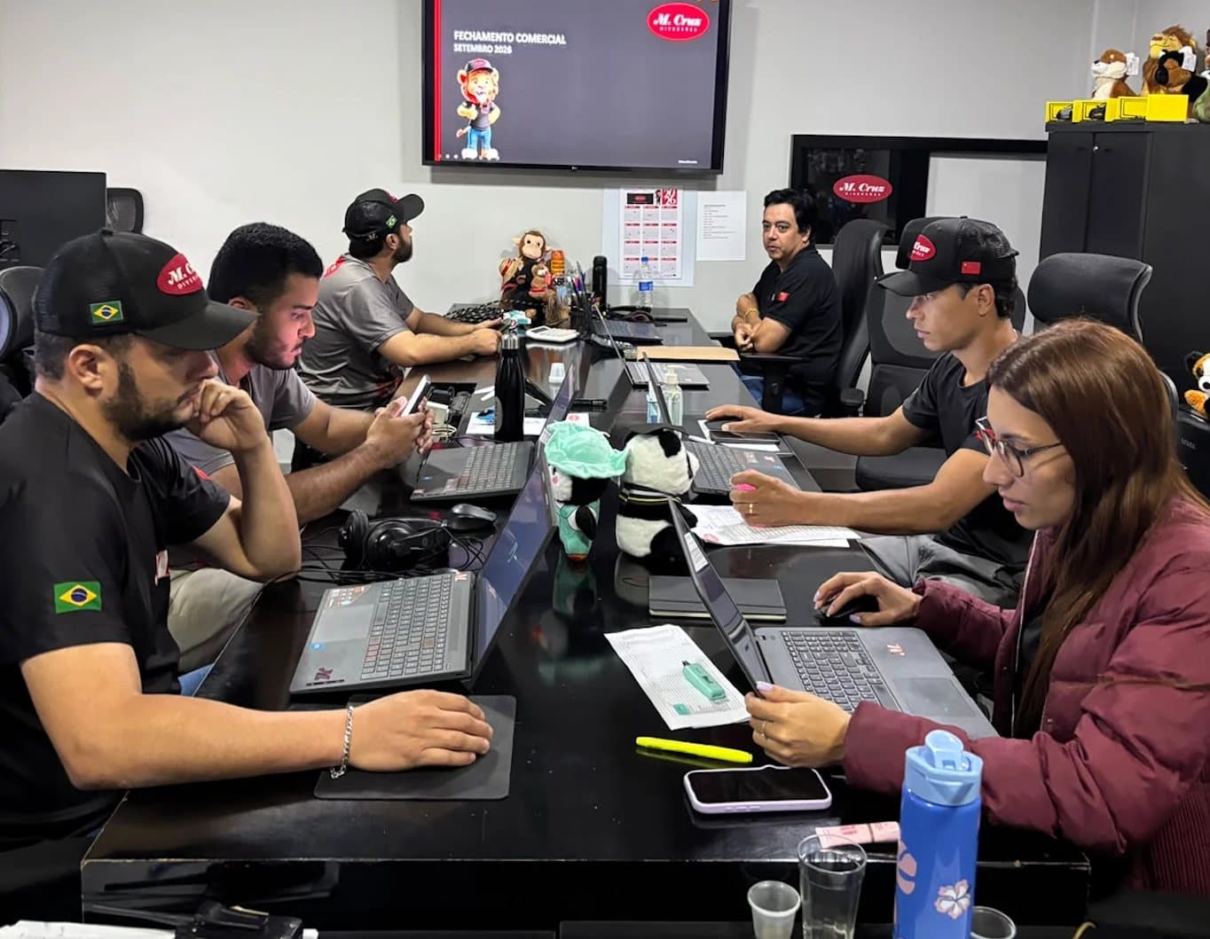 Equipe comercial da M.Cruz Diversões pronta para atender lojistas e operadores